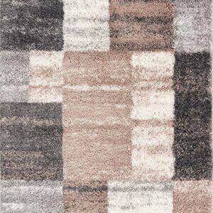 Patterned shag rug with geometric design