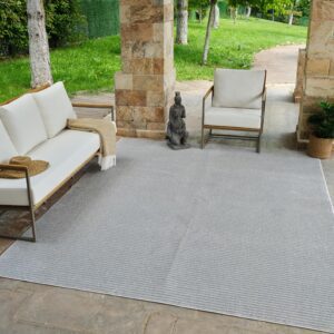 Outdoor patio with furniture and gray rug