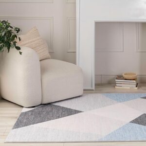 Cozy chair and geometric rug in modern living room.